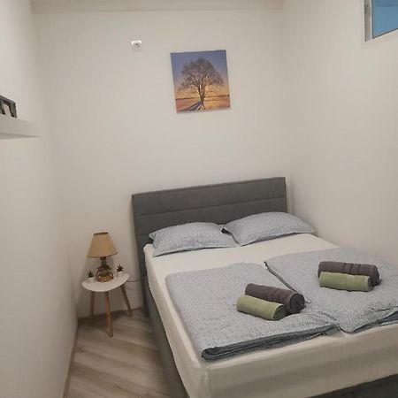 Studio Apartman Kristina Apartment พูลา ภายนอก รูปภาพ
