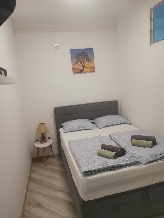 Studio Apartman Kristina พูลา ภายนอก รูปภาพ