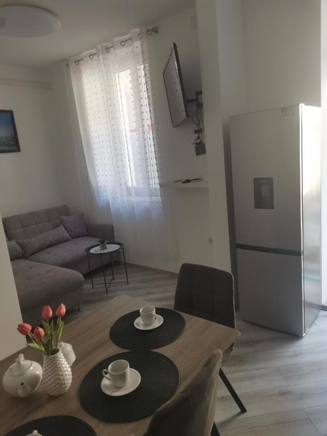 Studio Apartman Kristina Apartment พูลา ภายนอก รูปภาพ