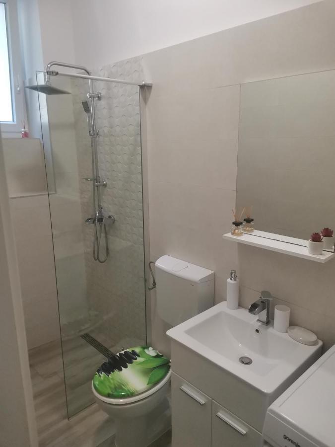 Studio Apartman Kristina Apartment พูลา ภายนอก รูปภาพ